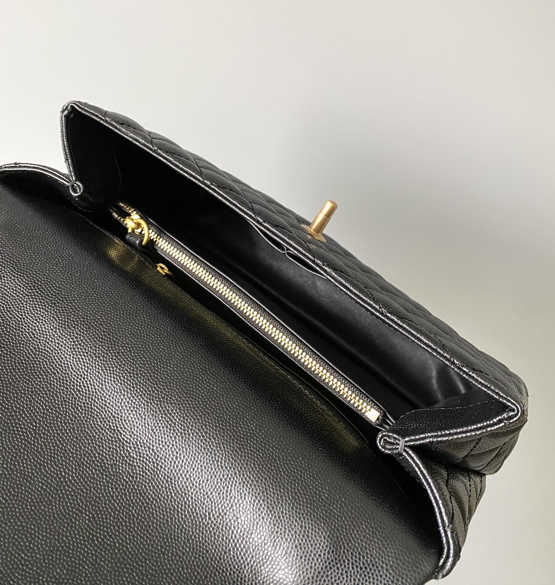 GRAND SAC À RABAT AVEC POIGNÉE EN COCO 28 CM NOIR MATELASSÉ CAVIAR QUINCAILLERIE DORÉ