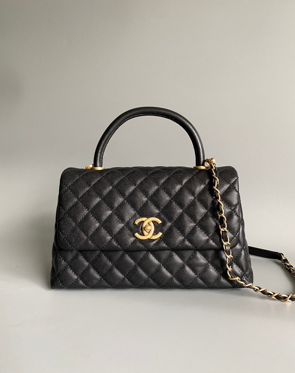 GRAND SAC À RABAT AVEC POIGNÉE EN COCO 28 CM NOIR MATELASSÉ CAVIAR QUINCAILLERIE DORÉ