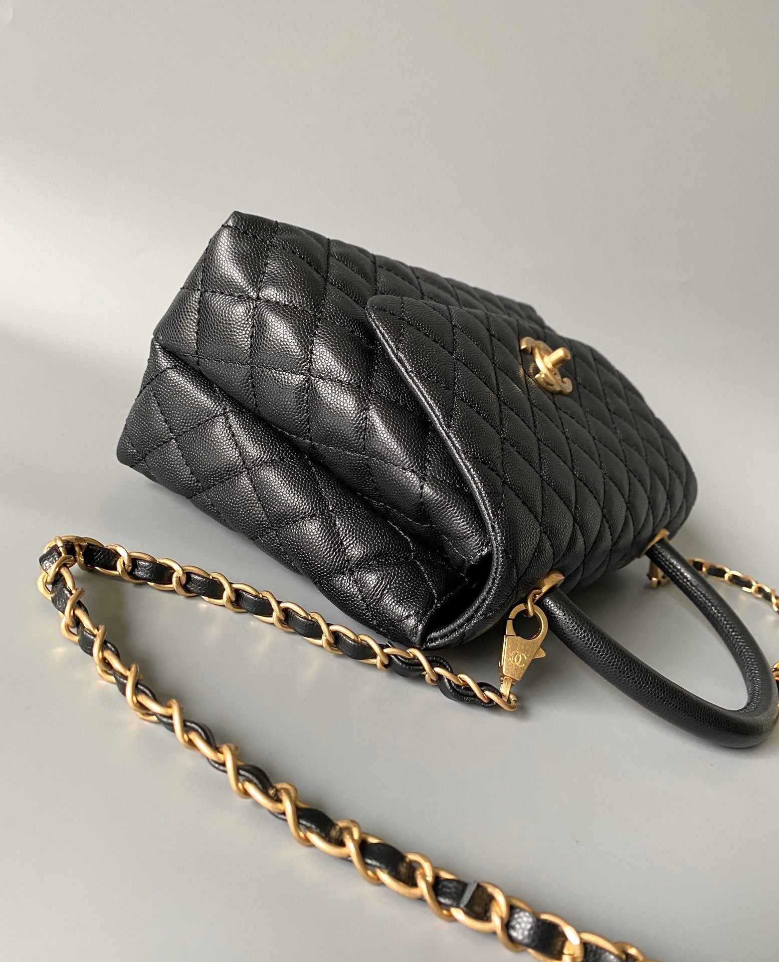 GRAND SAC À RABAT AVEC POIGNÉE EN COCO 28 CM NOIR MATELASSÉ CAVIAR QUINCAILLERIE DORÉ