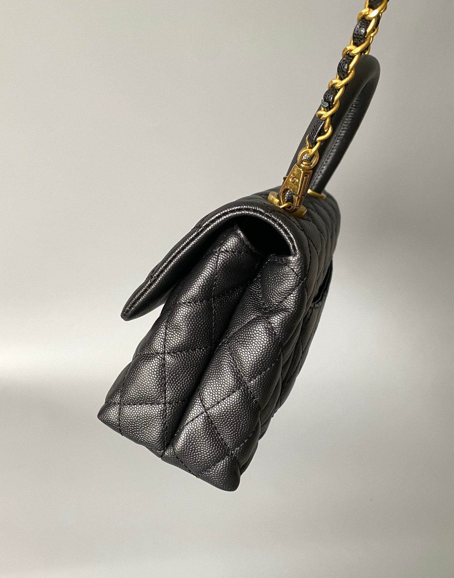 COCO HANDLE FLAP BAG 23CM BLACK QUILTED CAVIAR GOLD HARDWARE