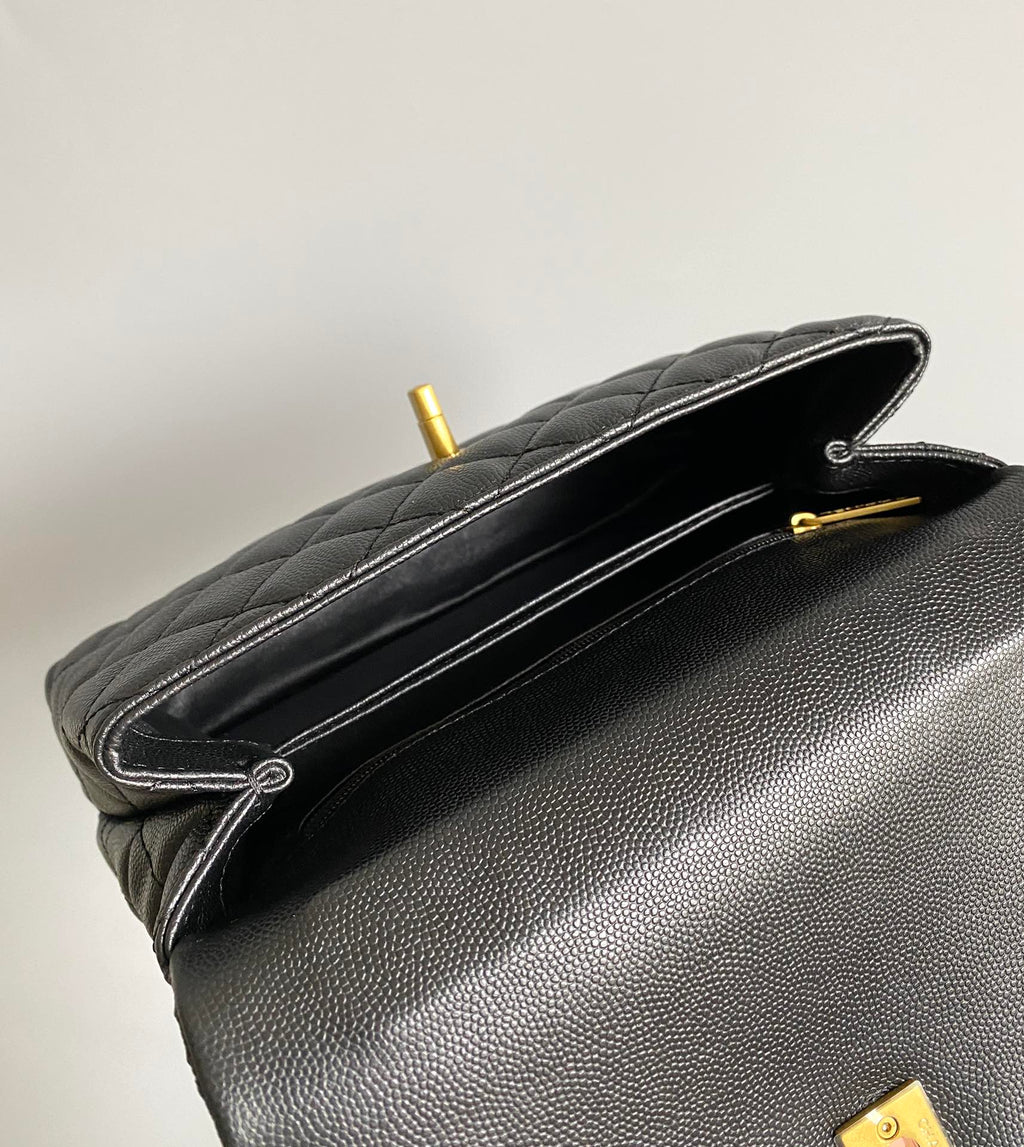 SAC À RABAT AVEC POIGNÉE EN COCO 23 CM NOIR MATELASSÉ CAVIAR QUINCAILLERIE DORÉ