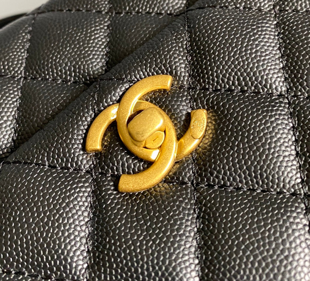 SAC À RABAT AVEC POIGNÉE EN COCO 23 CM NOIR MATELASSÉ CAVIAR QUINCAILLERIE DORÉ