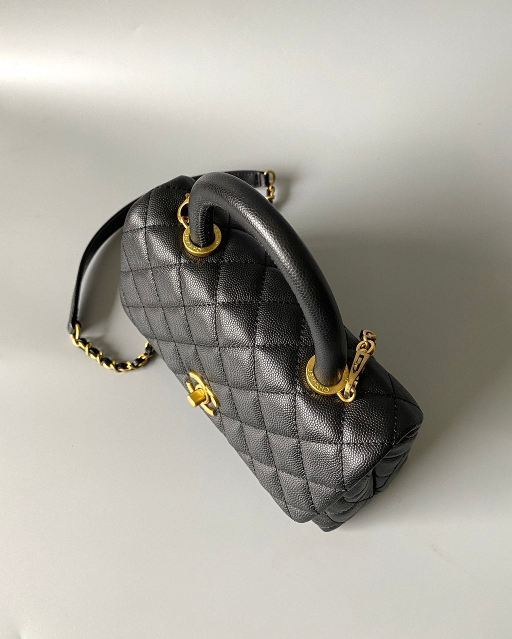 SAC À RABAT AVEC POIGNÉE EN COCO 23 CM NOIR MATELASSÉ CAVIAR QUINCAILLERIE DORÉ