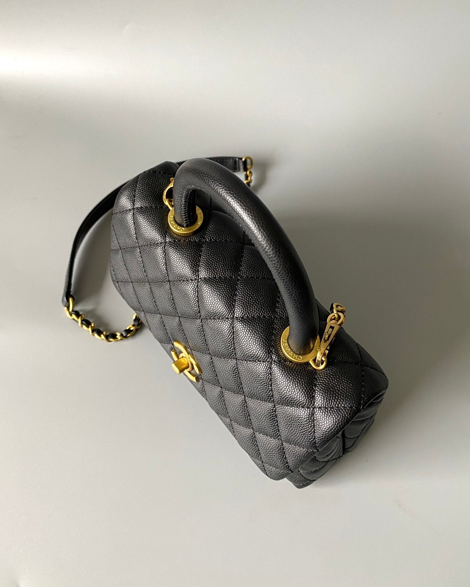 SAC À RABAT AVEC POIGNÉE EN COCO 23 CM NOIR MATELASSÉ CAVIAR QUINCAILLERIE DORÉ