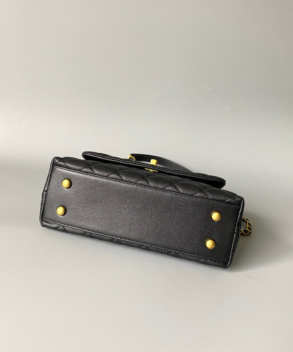 SAC À RABAT AVEC POIGNÉE EN COCO 23 CM NOIR MATELASSÉ CAVIAR QUINCAILLERIE DORÉ