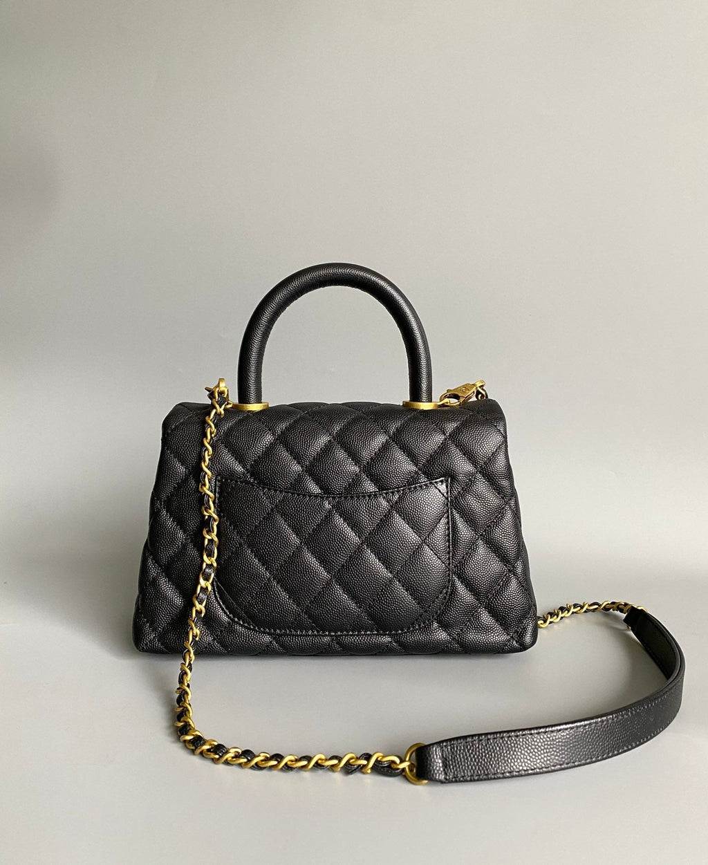 SAC À RABAT AVEC POIGNÉE EN COCO 23 CM NOIR MATELASSÉ CAVIAR QUINCAILLERIE DORÉ