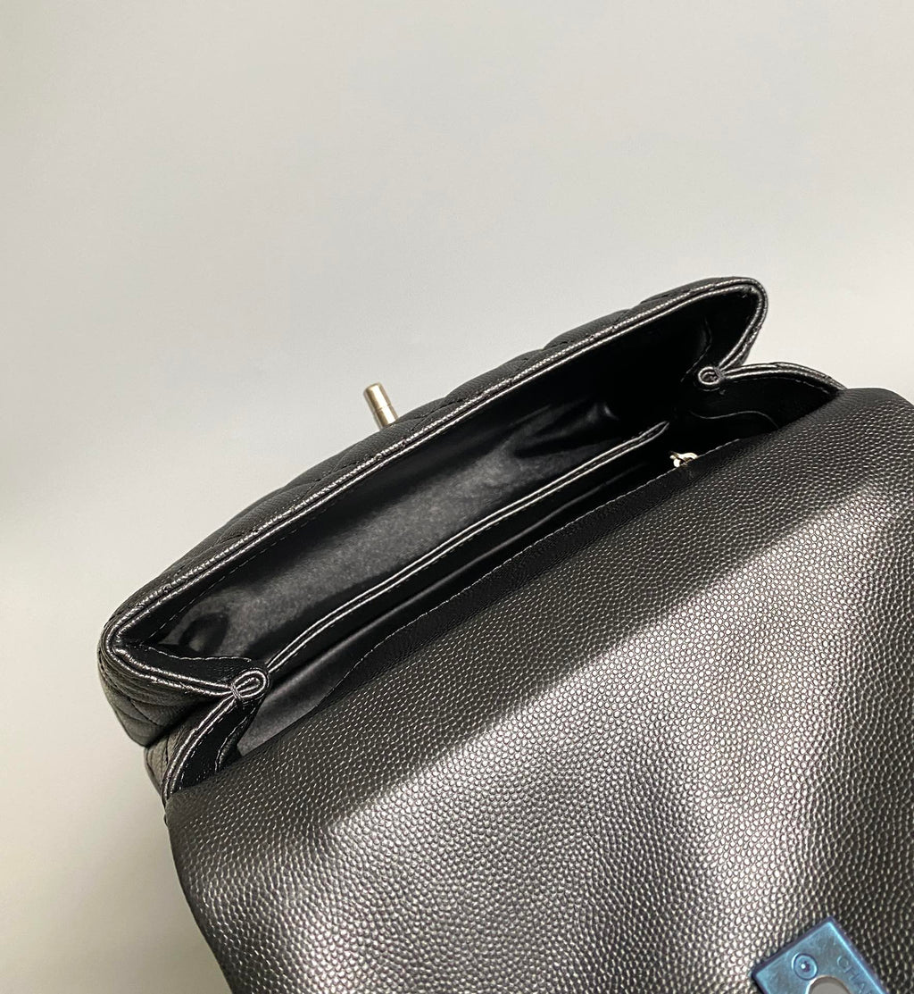 SAC À RABAT AVEC POIGNÉE EN COCO 23 CM NOIR MATELASSÉ CAVIAR POIGNÉE SUPÉRIEURE NOIRE