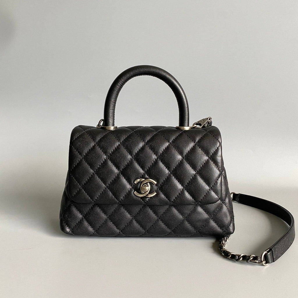 SAC À RABAT AVEC POIGNÉE EN COCO 23 CM NOIR MATELASSÉ CAVIAR POIGNÉE SUPÉRIEURE NOIRE
