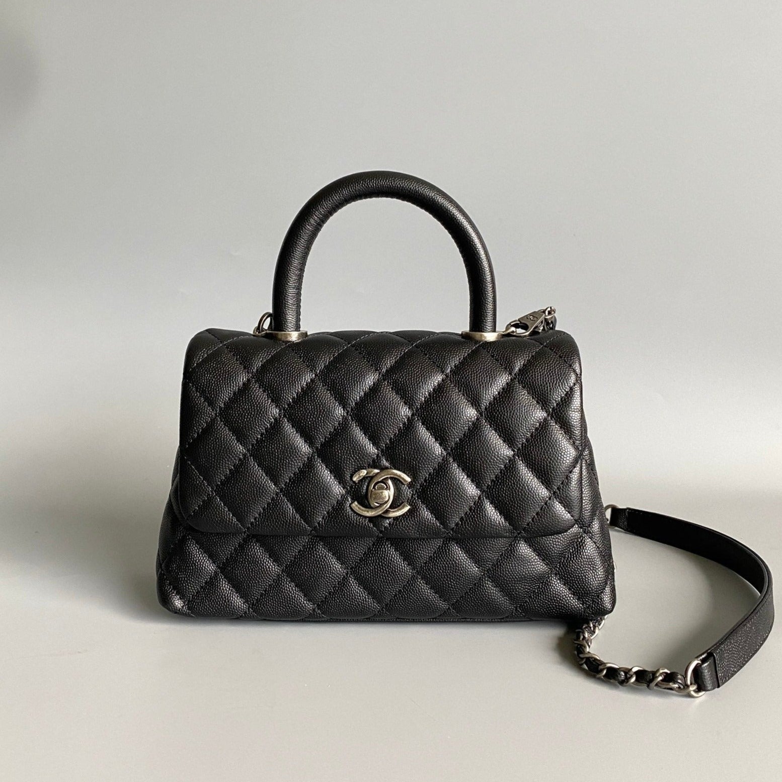 COCO HANDLE FLAP BAG 23CM BLACK QUILTED CAVIAR BLACK TOP HANDLE