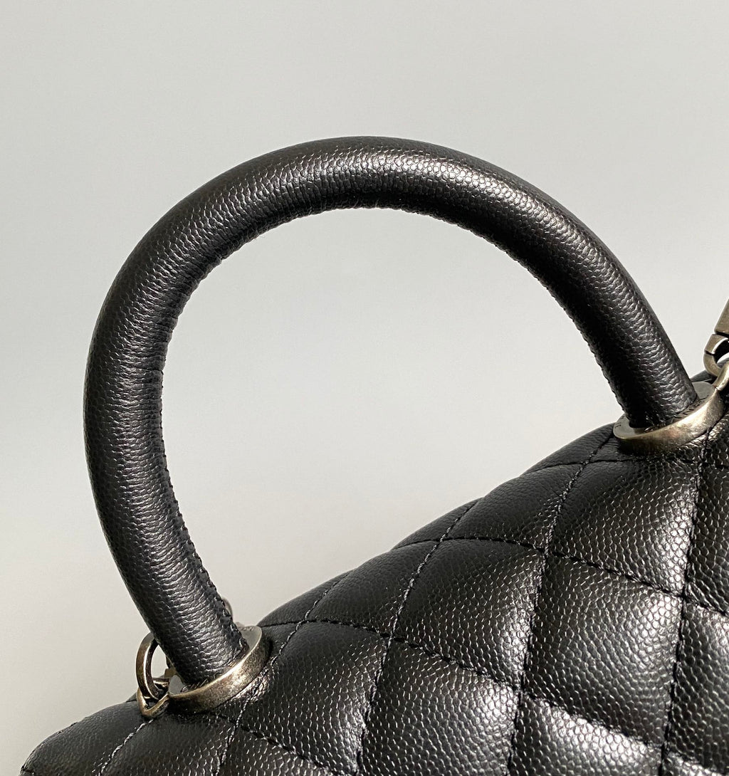 SAC À RABAT AVEC POIGNÉE EN COCO 23 CM NOIR MATELASSÉ CAVIAR POIGNÉE SUPÉRIEURE NOIRE