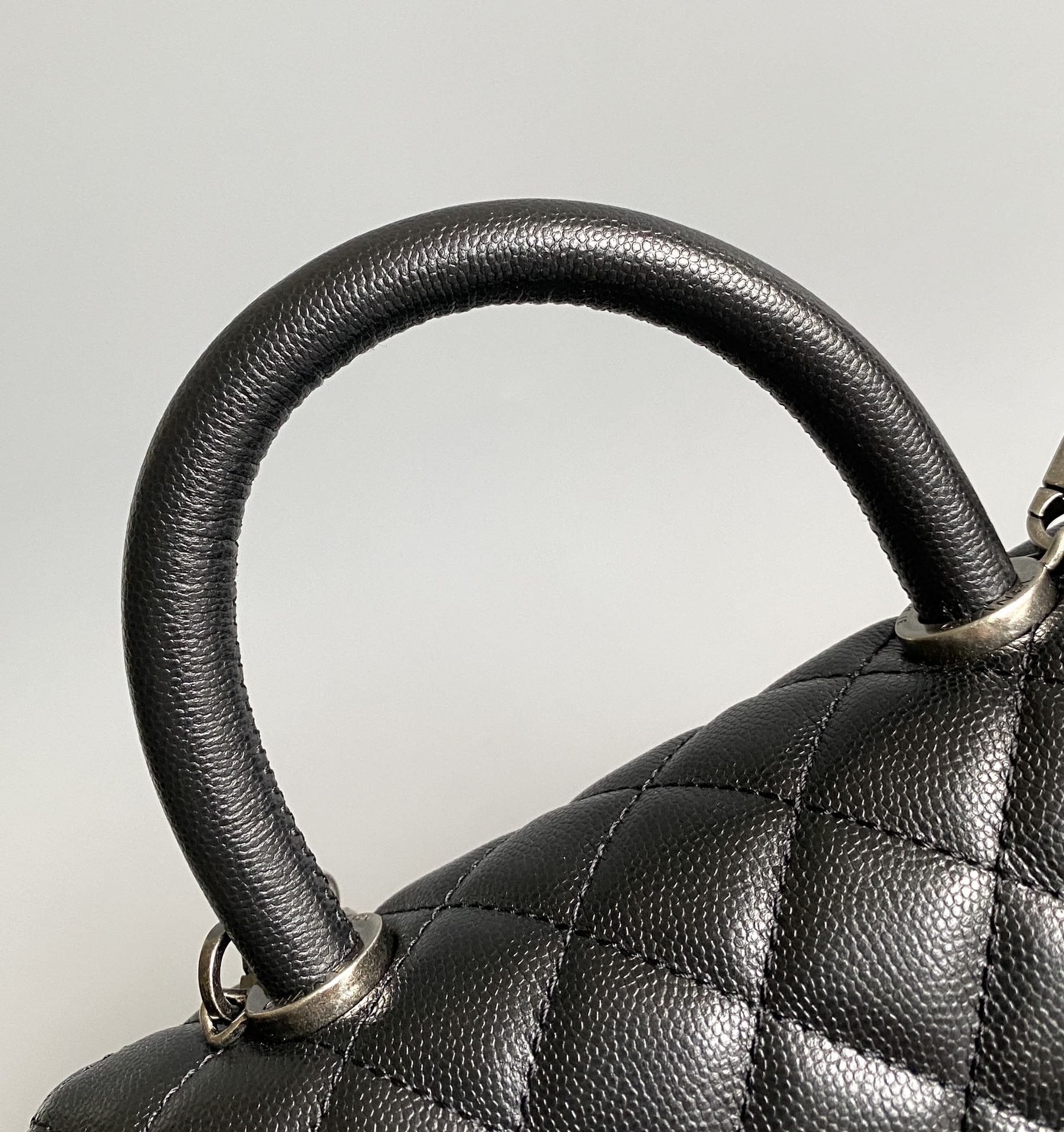 COCO HANDLE FLAP BAG 23CM BLACK QUILTED CAVIAR BLACK TOP HANDLE