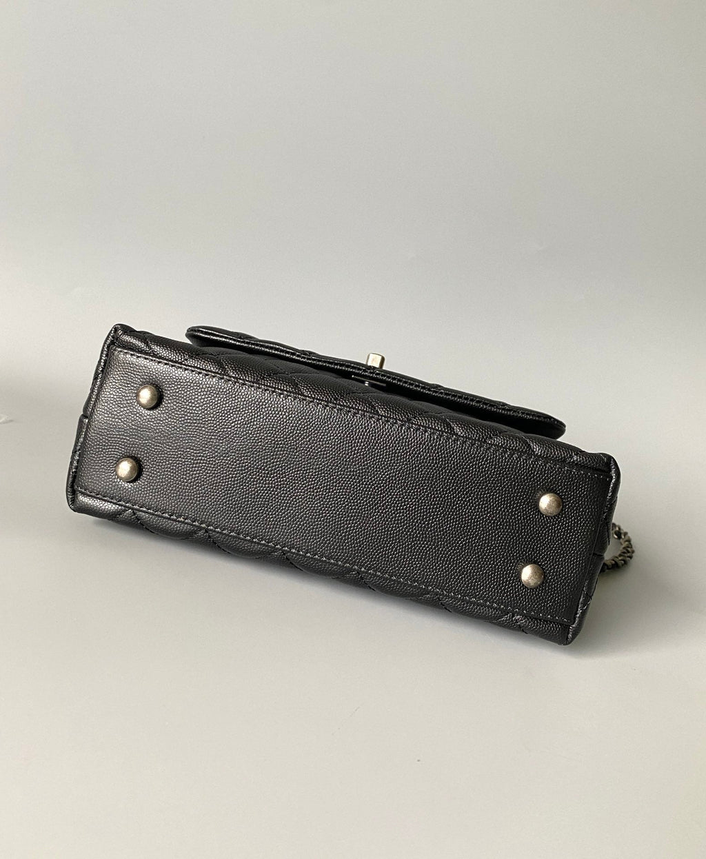 SAC À RABAT AVEC POIGNÉE EN COCO 23 CM NOIR MATELASSÉ CAVIAR POIGNÉE SUPÉRIEURE NOIRE