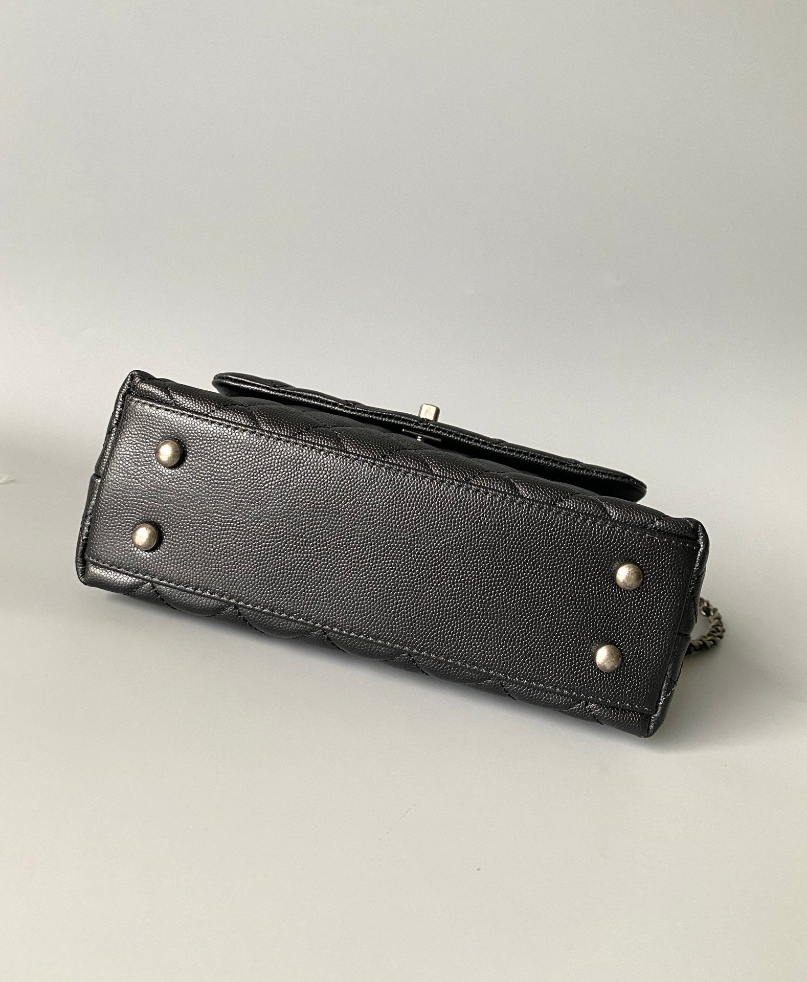 SAC À RABAT AVEC POIGNÉE EN COCO 23 CM NOIR MATELASSÉ CAVIAR POIGNÉE SUPÉRIEURE NOIRE