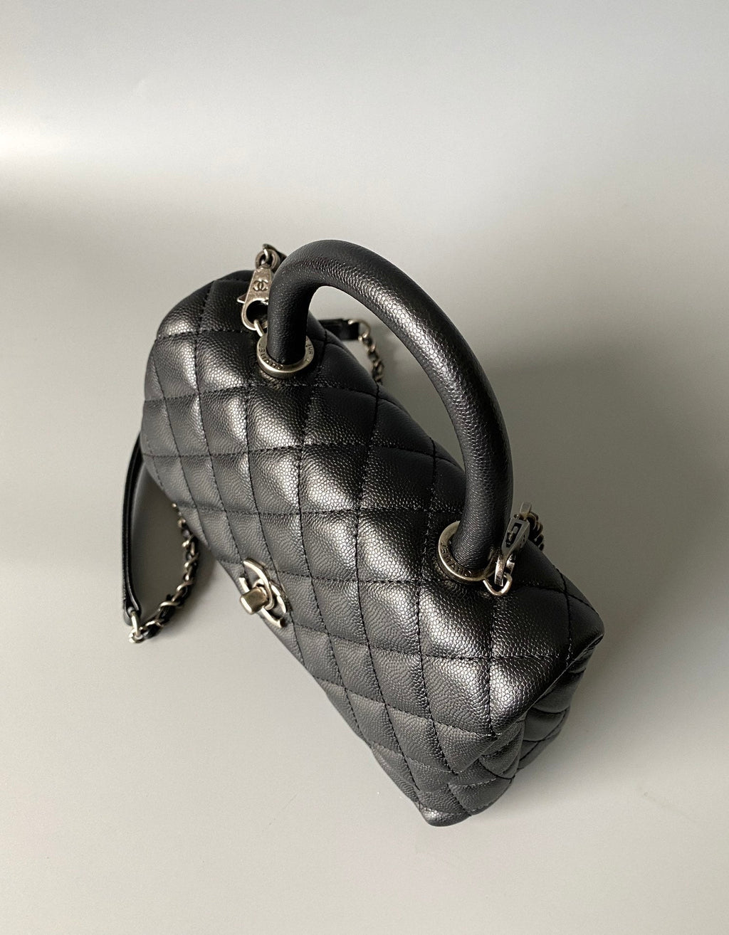 SAC À RABAT AVEC POIGNÉE EN COCO 23 CM NOIR MATELASSÉ CAVIAR POIGNÉE SUPÉRIEURE NOIRE