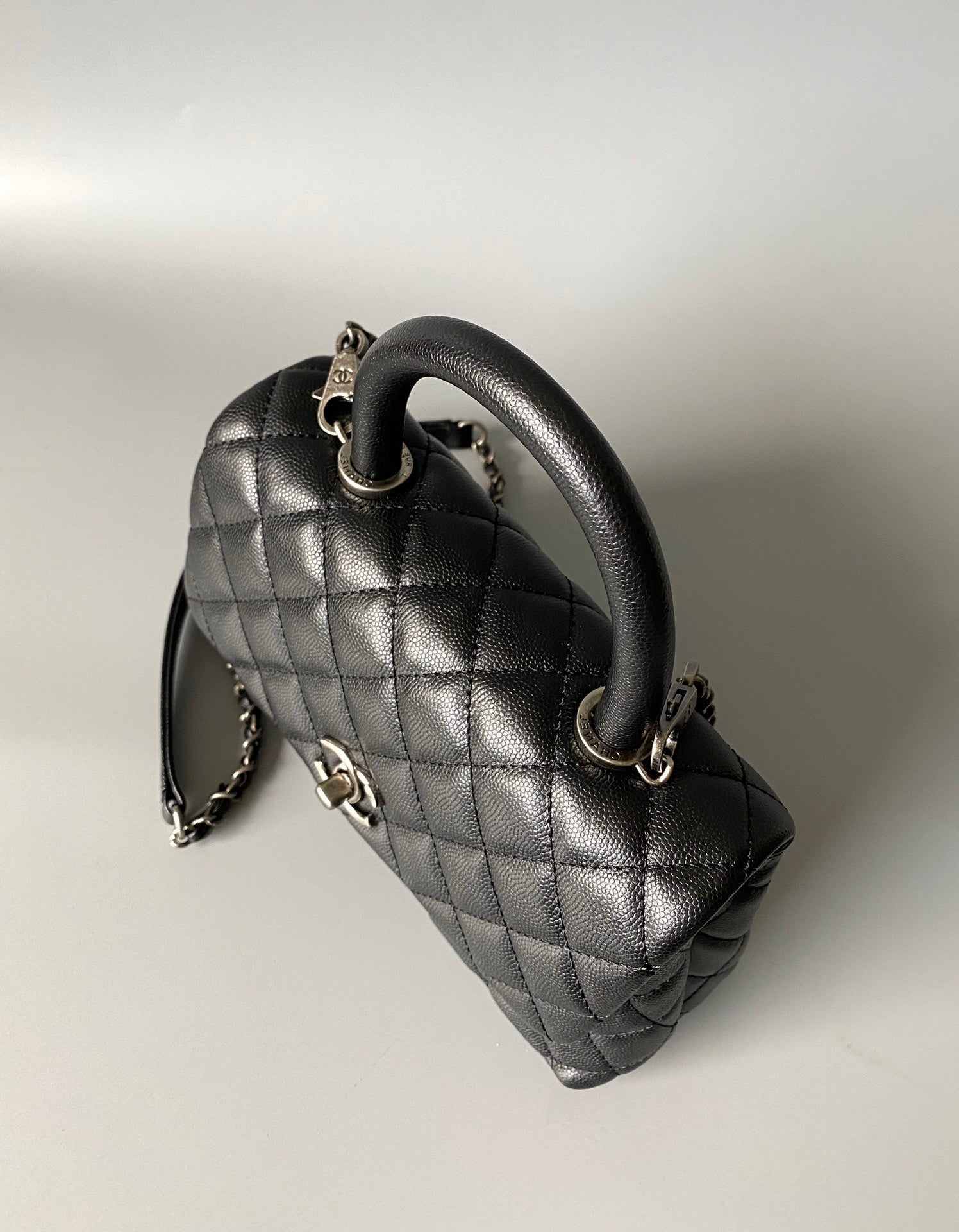 SAC À RABAT AVEC POIGNÉE EN COCO 23 CM NOIR MATELASSÉ CAVIAR POIGNÉE SUPÉRIEURE NOIRE