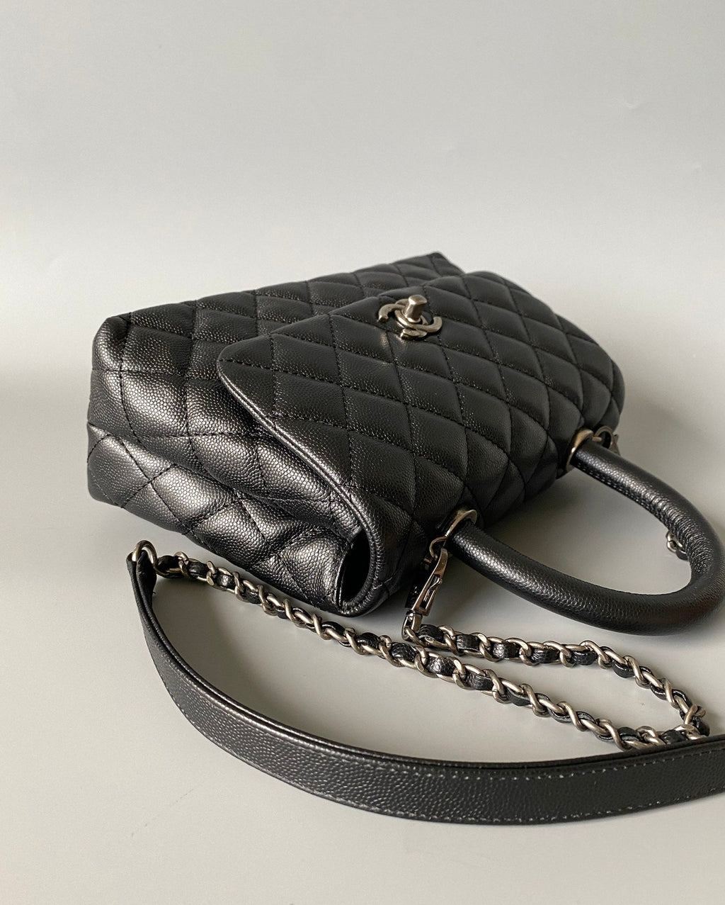 SAC À RABAT AVEC POIGNÉE EN COCO 23 CM NOIR MATELASSÉ CAVIAR POIGNÉE SUPÉRIEURE NOIRE
