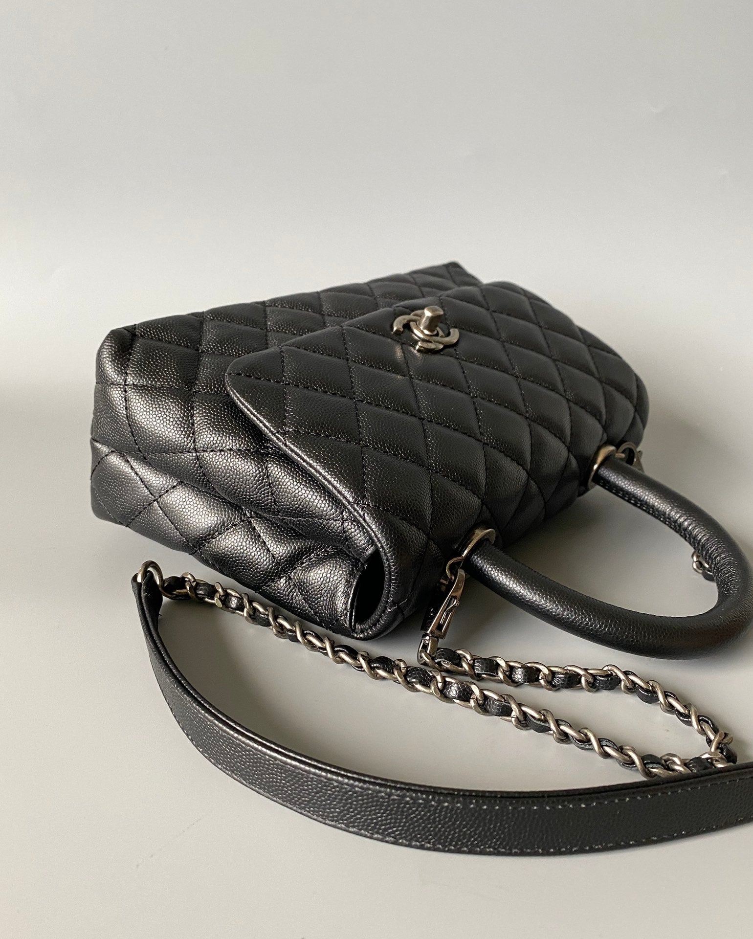 SAC À RABAT AVEC POIGNÉE EN COCO 23 CM NOIR MATELASSÉ CAVIAR POIGNÉE SUPÉRIEURE NOIRE