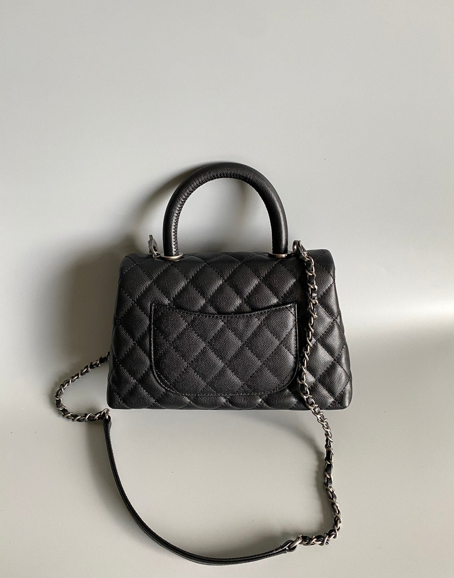 SAC À RABAT AVEC POIGNÉE EN COCO 23 CM NOIR MATELASSÉ CAVIAR POIGNÉE SUPÉRIEURE NOIRE