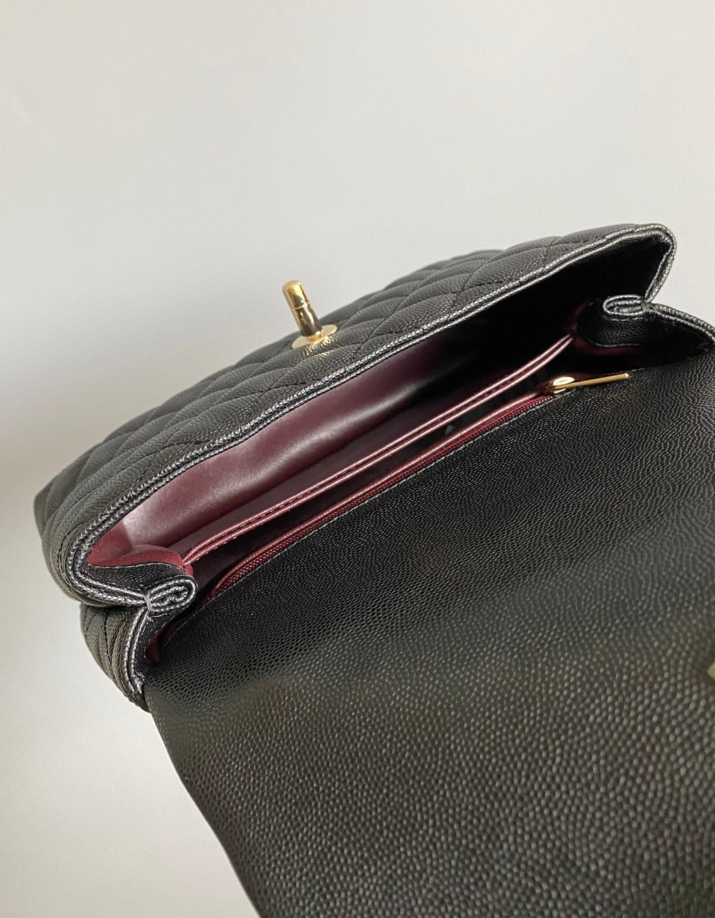SAC À RABAT AVEC POIGNÉE EN COCO 23 CM CAVIAR MATELASSÉ NOIR AVEC POIGNÉE SUPÉRIEURE ROUGE FONCÉ