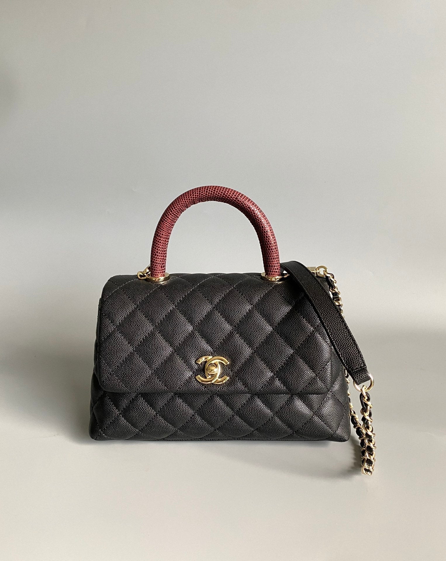 SAC À RABAT AVEC POIGNÉE EN COCO 23 CM CAVIAR MATELASSÉ NOIR AVEC POIGNÉE SUPÉRIEURE ROUGE FONCÉ