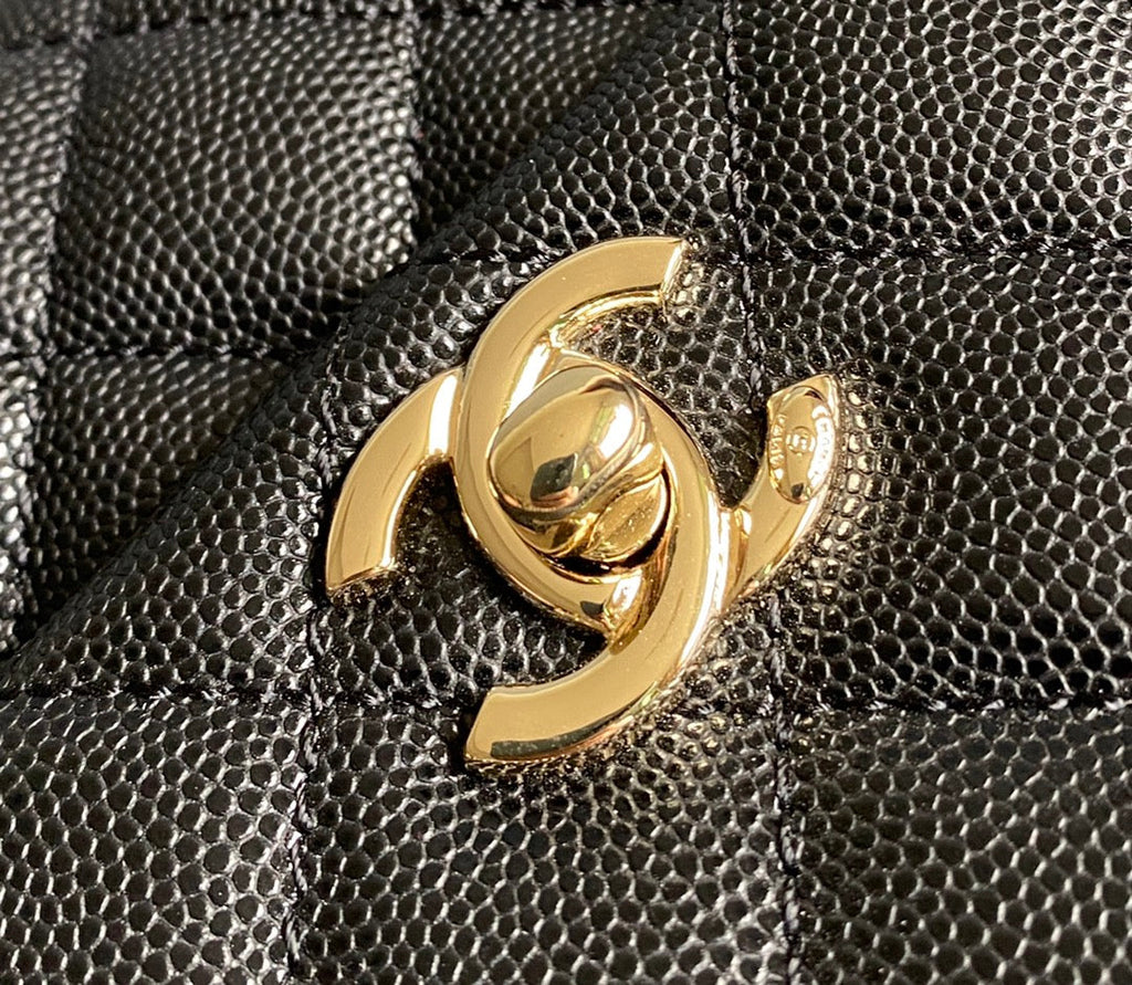 SAC À RABAT AVEC POIGNÉE EN COCO 23 CM CAVIAR MATELASSÉ NOIR AVEC POIGNÉE SUPÉRIEURE ROUGE FONCÉ
