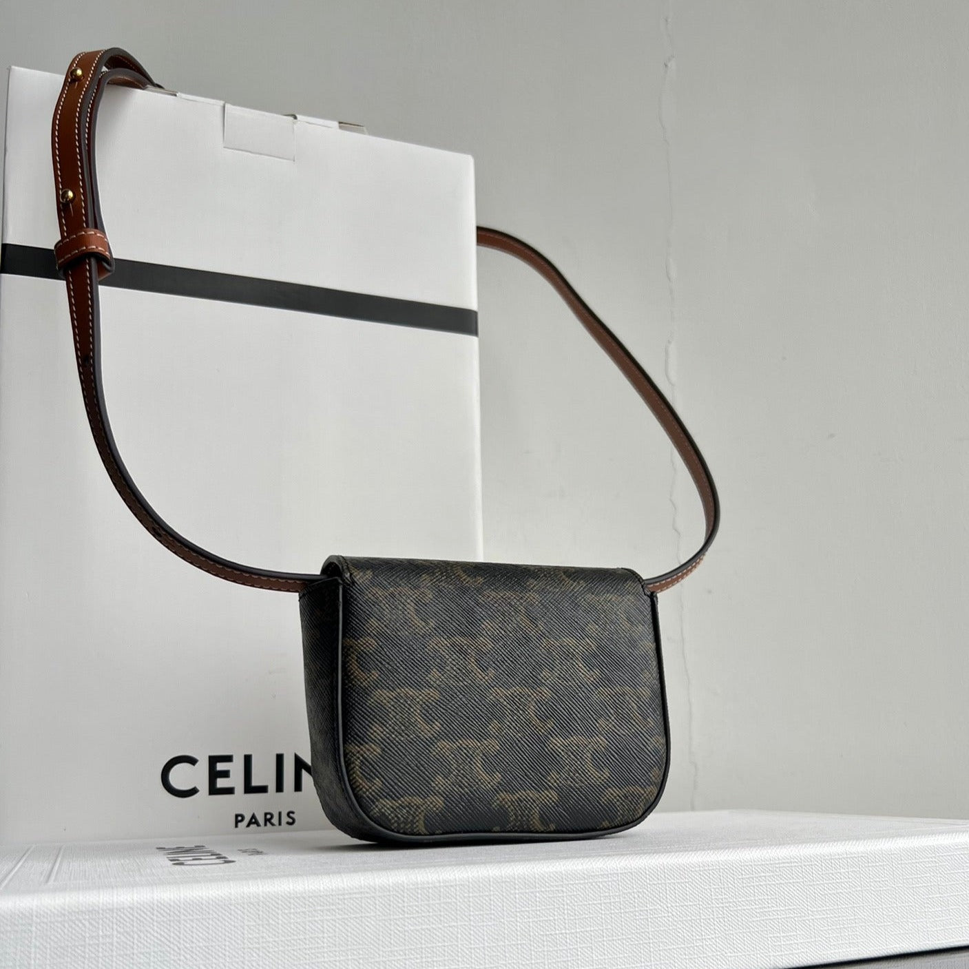 SAC À MAIN TRIOMPHE 11 EN CUIR DE VEAU BRILLANT À MOTIF NOIR