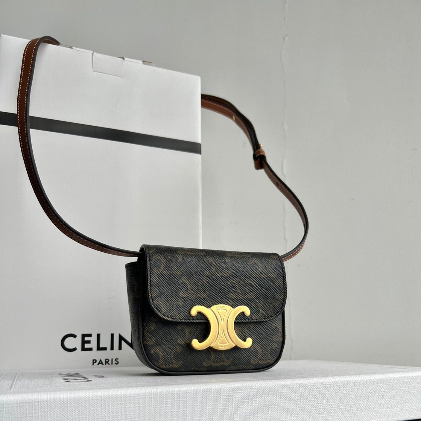 SAC À MAIN TRIOMPHE 11 EN CUIR DE VEAU BRILLANT À MOTIF NOIR