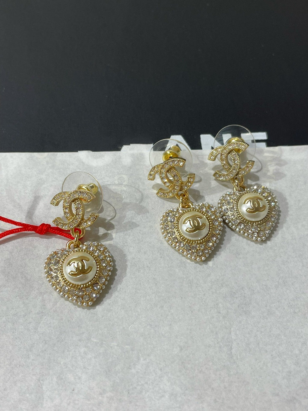 Boucles d'oreilles pendantes en forme de cœur pavé de diamants avec logo CC