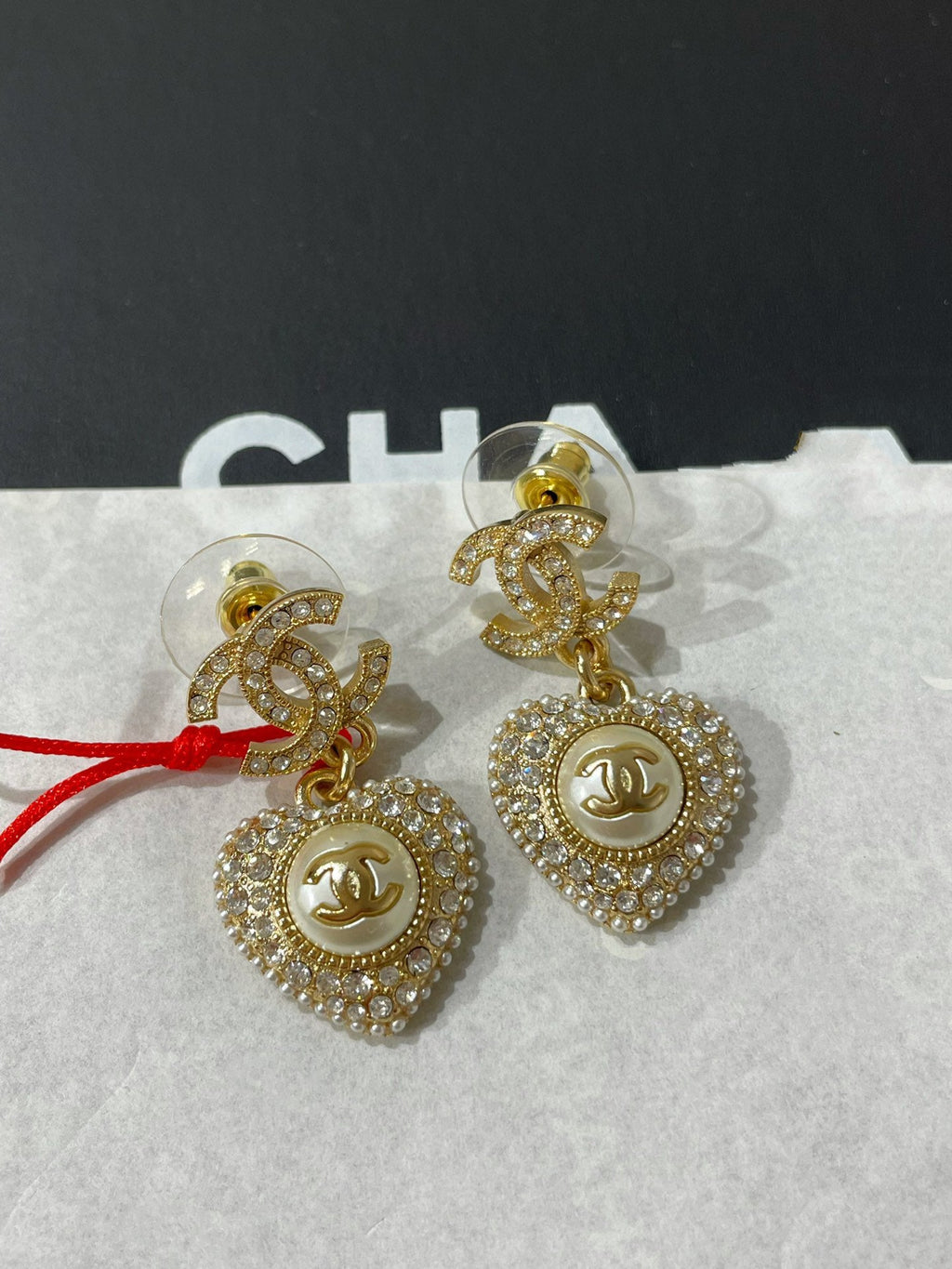 Boucles d'oreilles pendantes en forme de cœur pavé de diamants avec logo CC