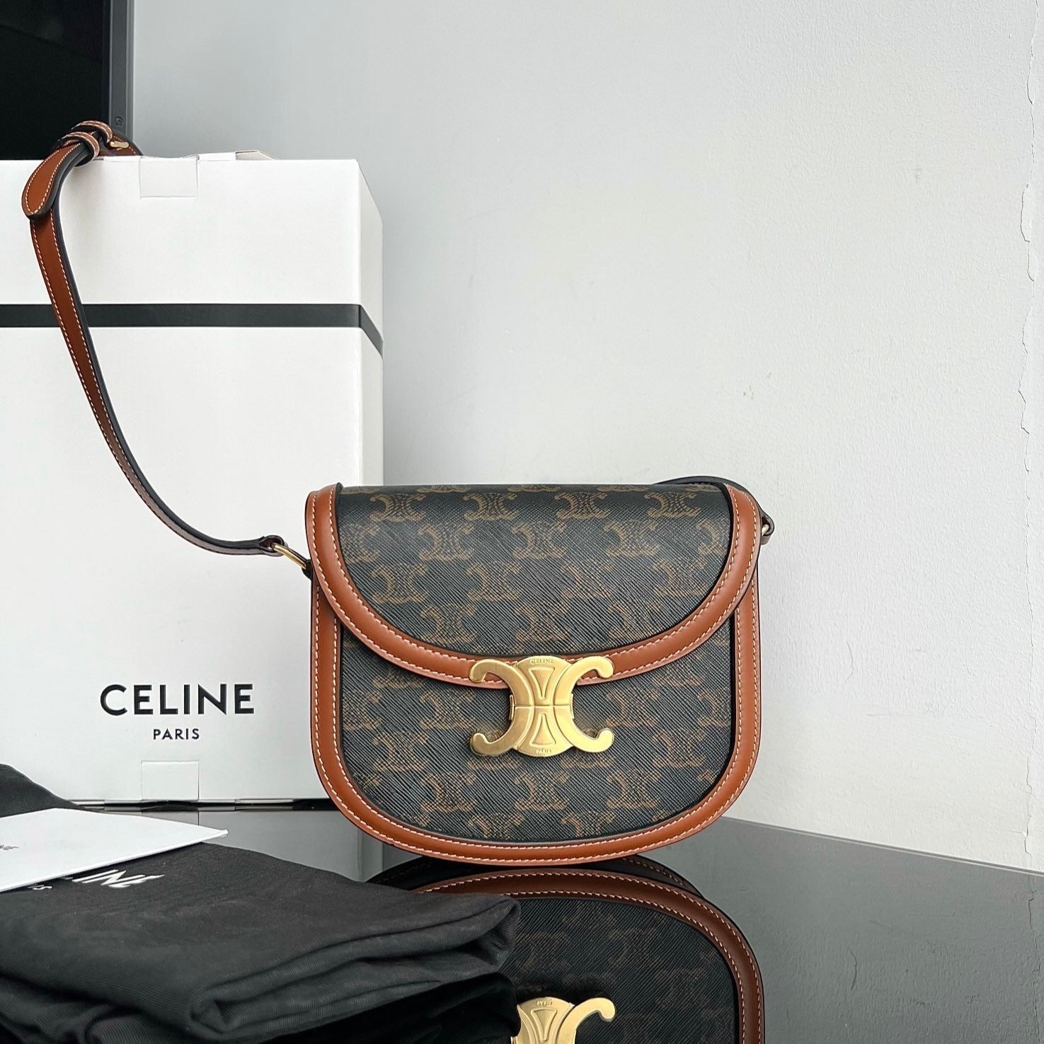 SAC À MAIN TRIOMPHE EN CUIR DE VEAU BRILLANT 18 NOIR PARTERN
