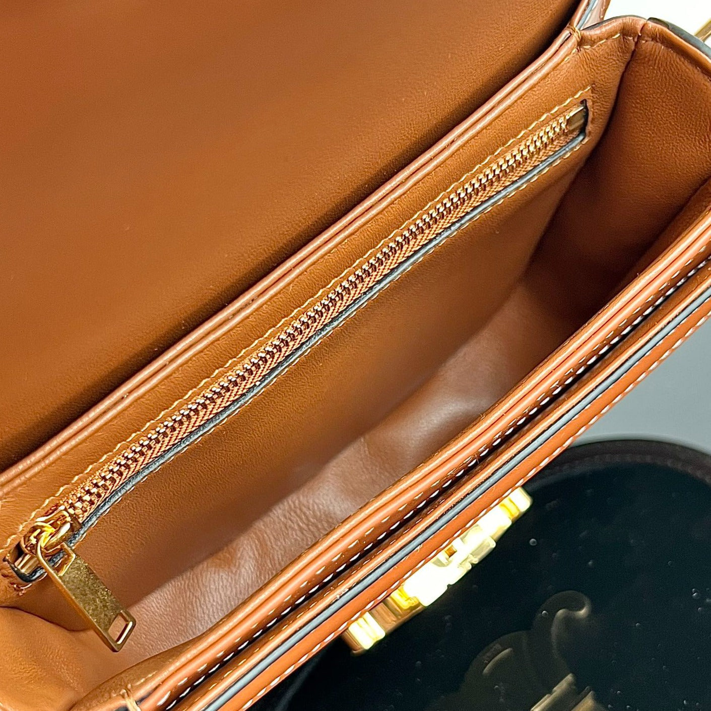 SAC À MAIN TRIOMPHE EN CUIR DE VEAU BRILLANT 18 NOIR PARTERN