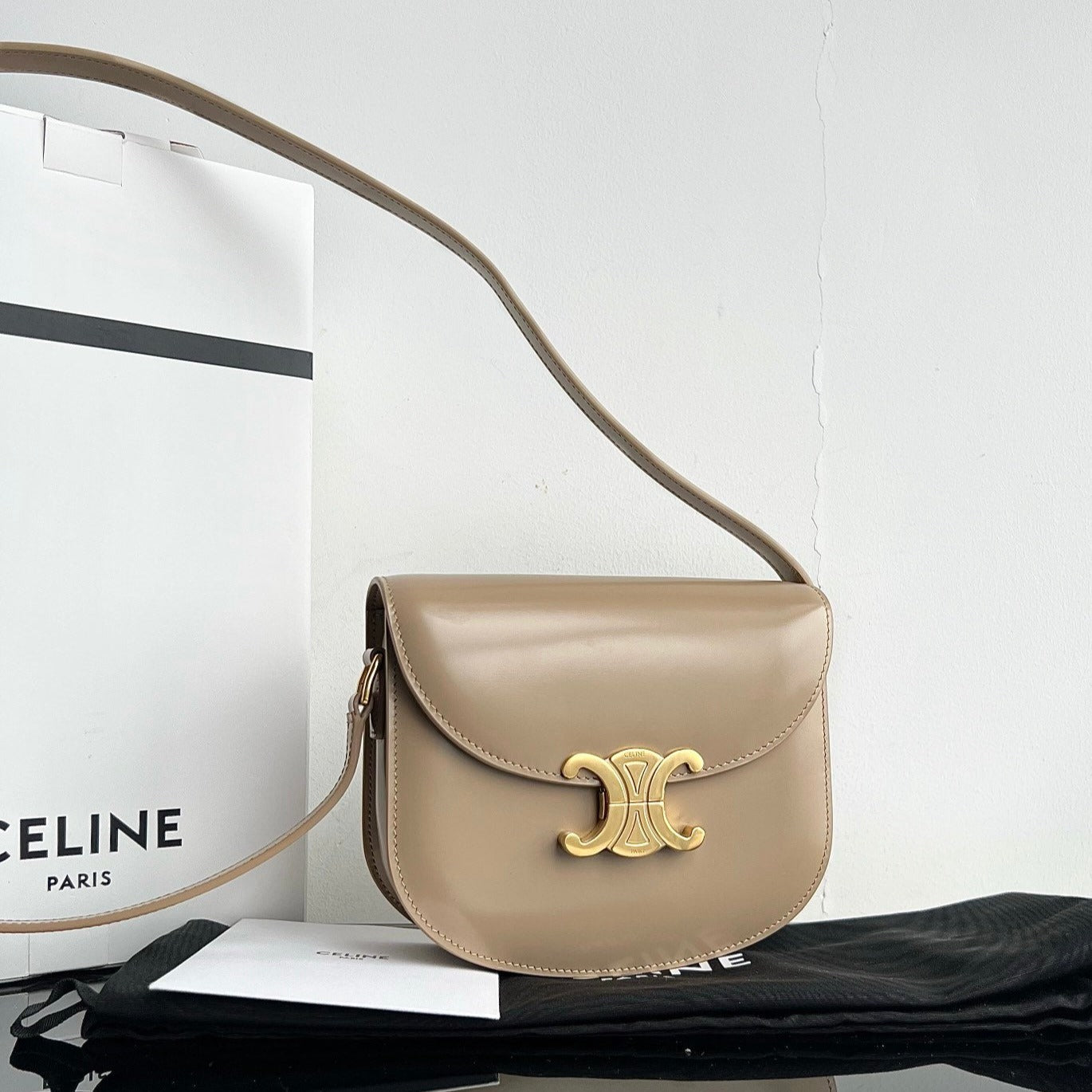SAC À MAIN TRIOMPHE EN CUIR DE VEAU BRILLANT 18 GRIS CRÈME