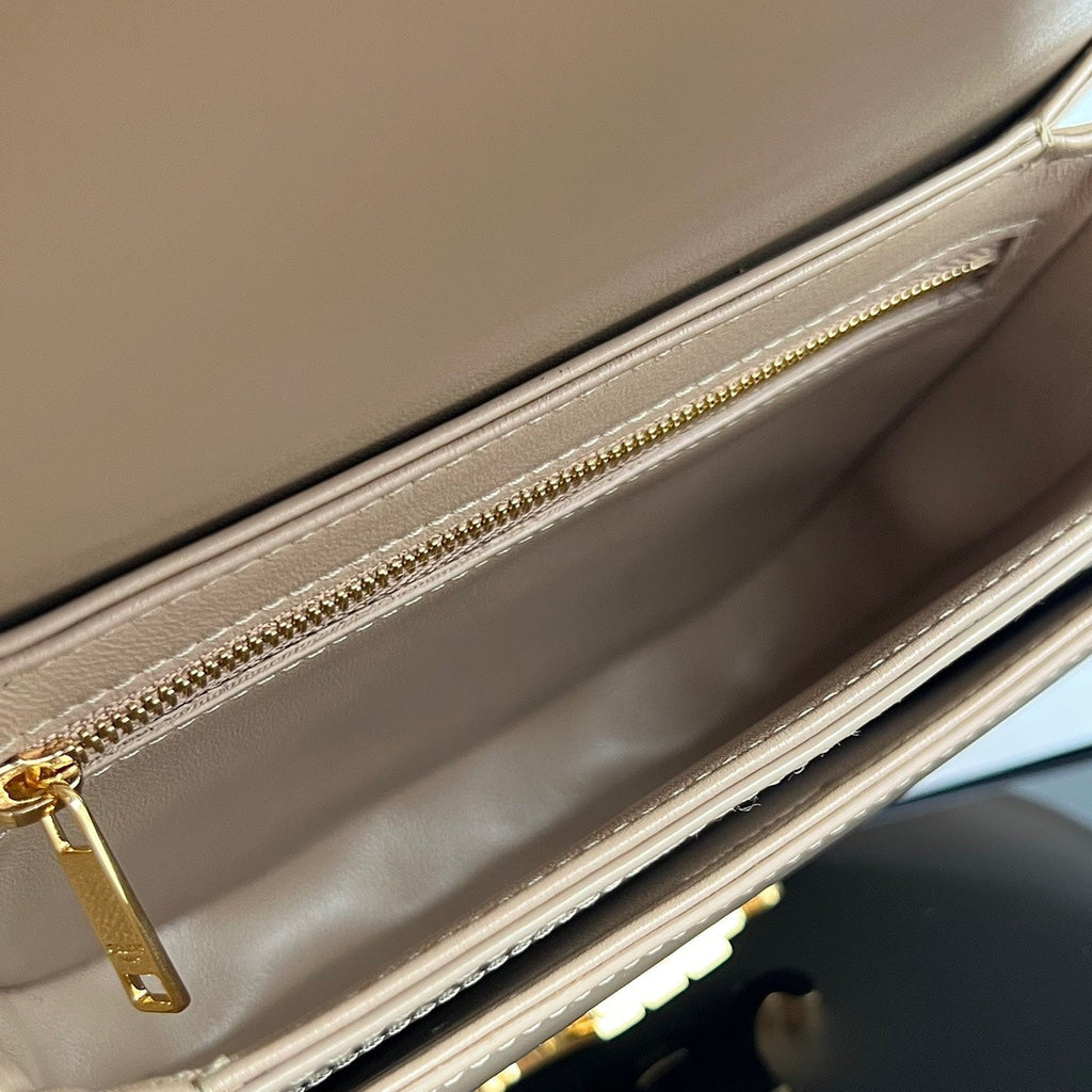SAC À MAIN TRIOMPHE EN CUIR DE VEAU BRILLANT 18 GRIS CRÈME