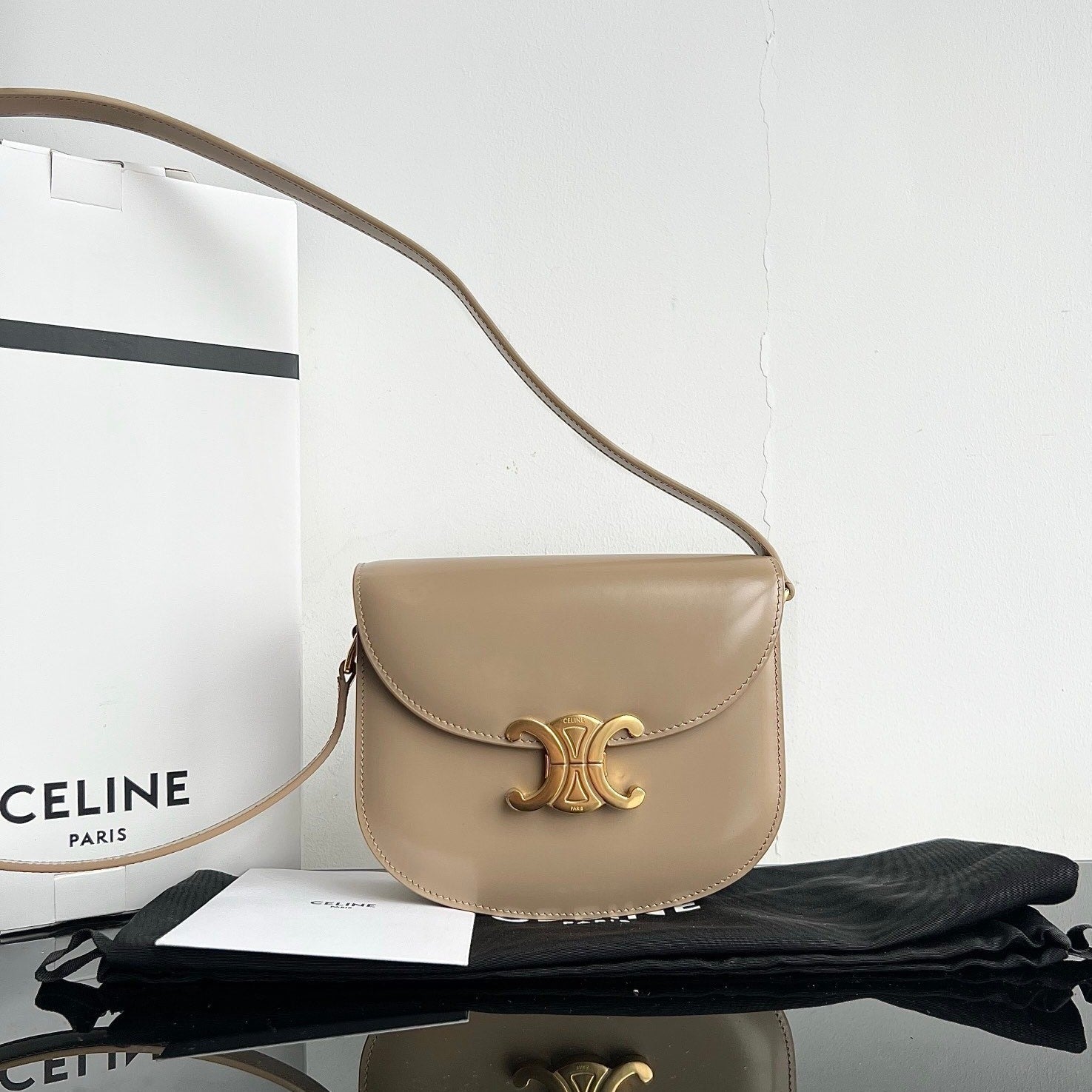 SAC À MAIN TRIOMPHE EN CUIR DE VEAU BRILLANT 18 GRIS CRÈME