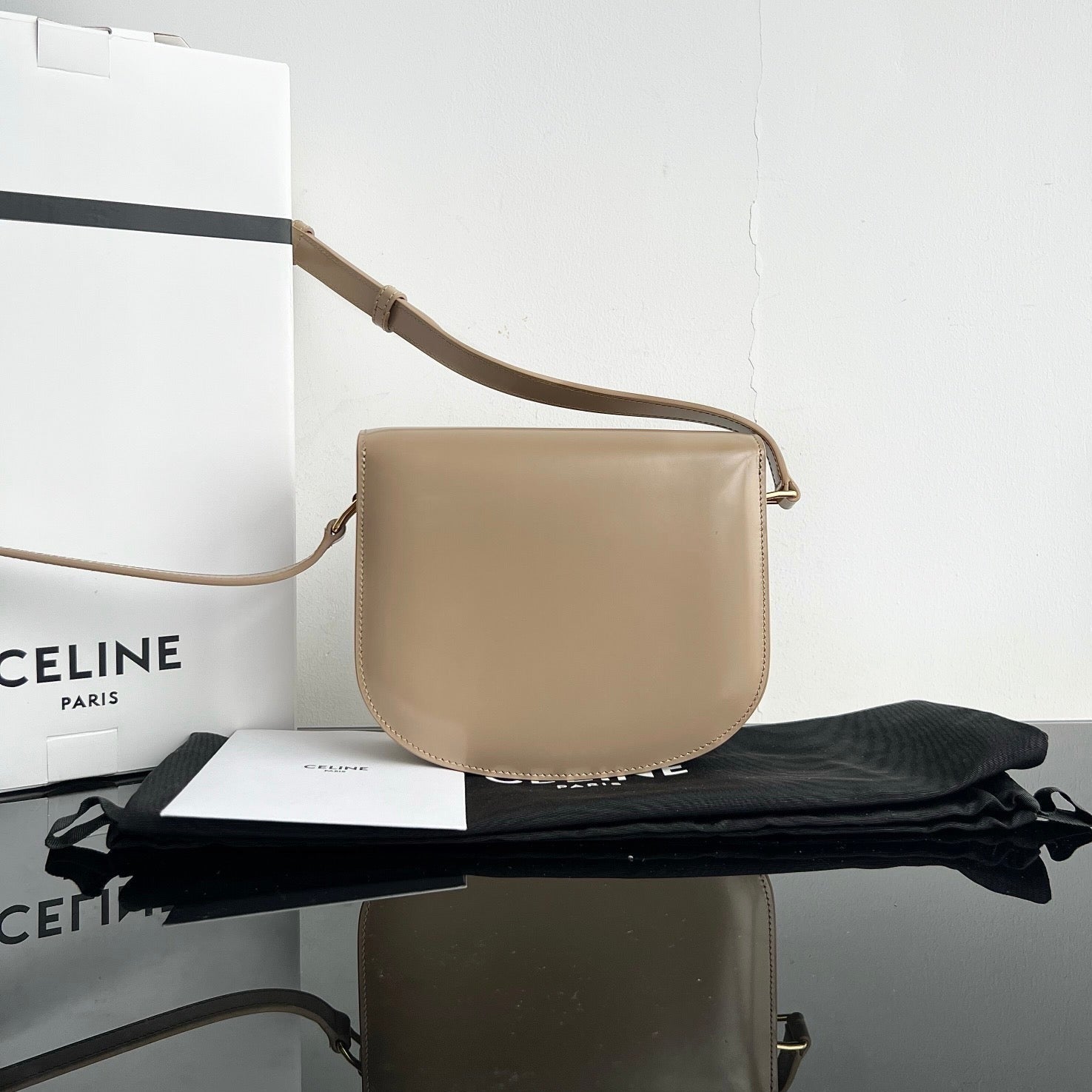 SAC À MAIN TRIOMPHE EN CUIR DE VEAU BRILLANT 18 GRIS CRÈME