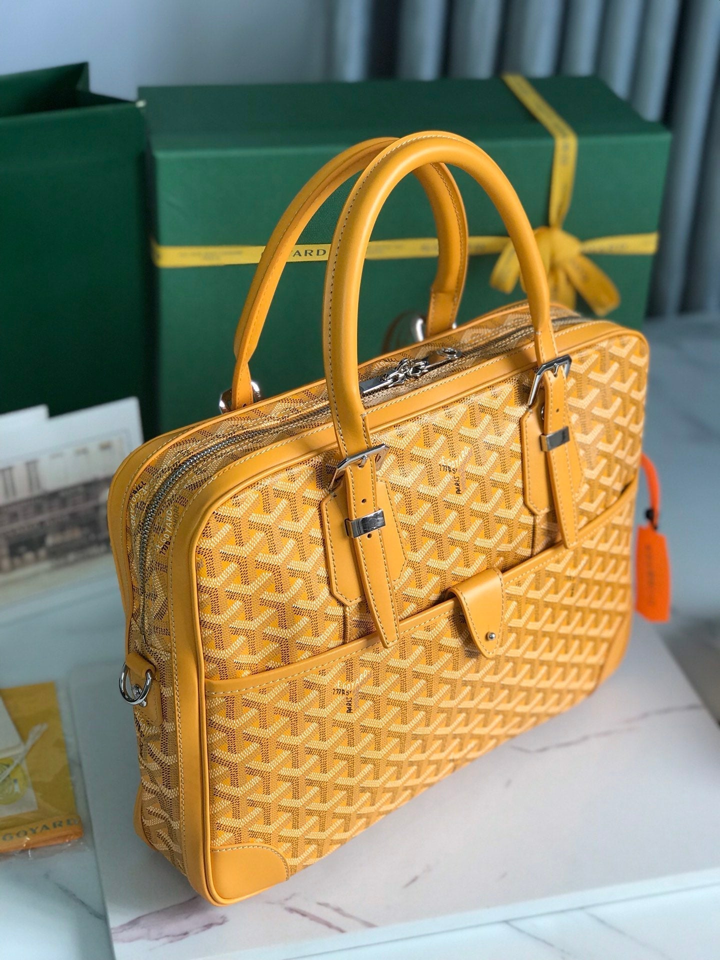 PORTE-DOCUMENTS AMBASSADE 35 EN TOILE GOYARDINE JAUNE