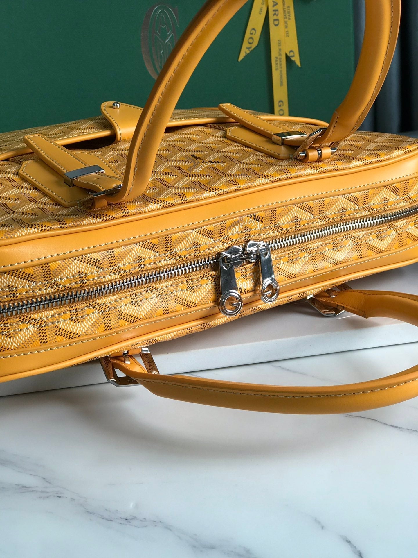 PORTE-DOCUMENTS AMBASSADE 35 EN TOILE GOYARDINE JAUNE