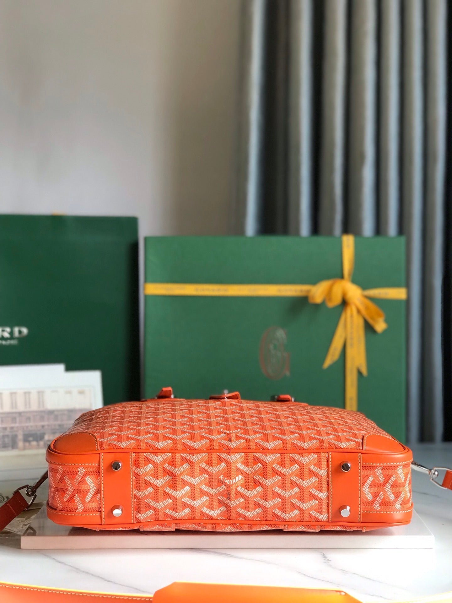 PORTE-DOCUMENTS AMBASSADE 35 EN TOILE GOYARDINE ORANGE