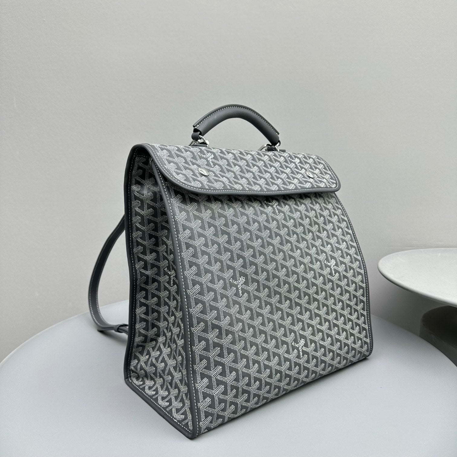SAC À DOS LEGER 37 EN TOILE GOYARDINE GRISE AVEC BORDURE EN CUIR DE VEAU