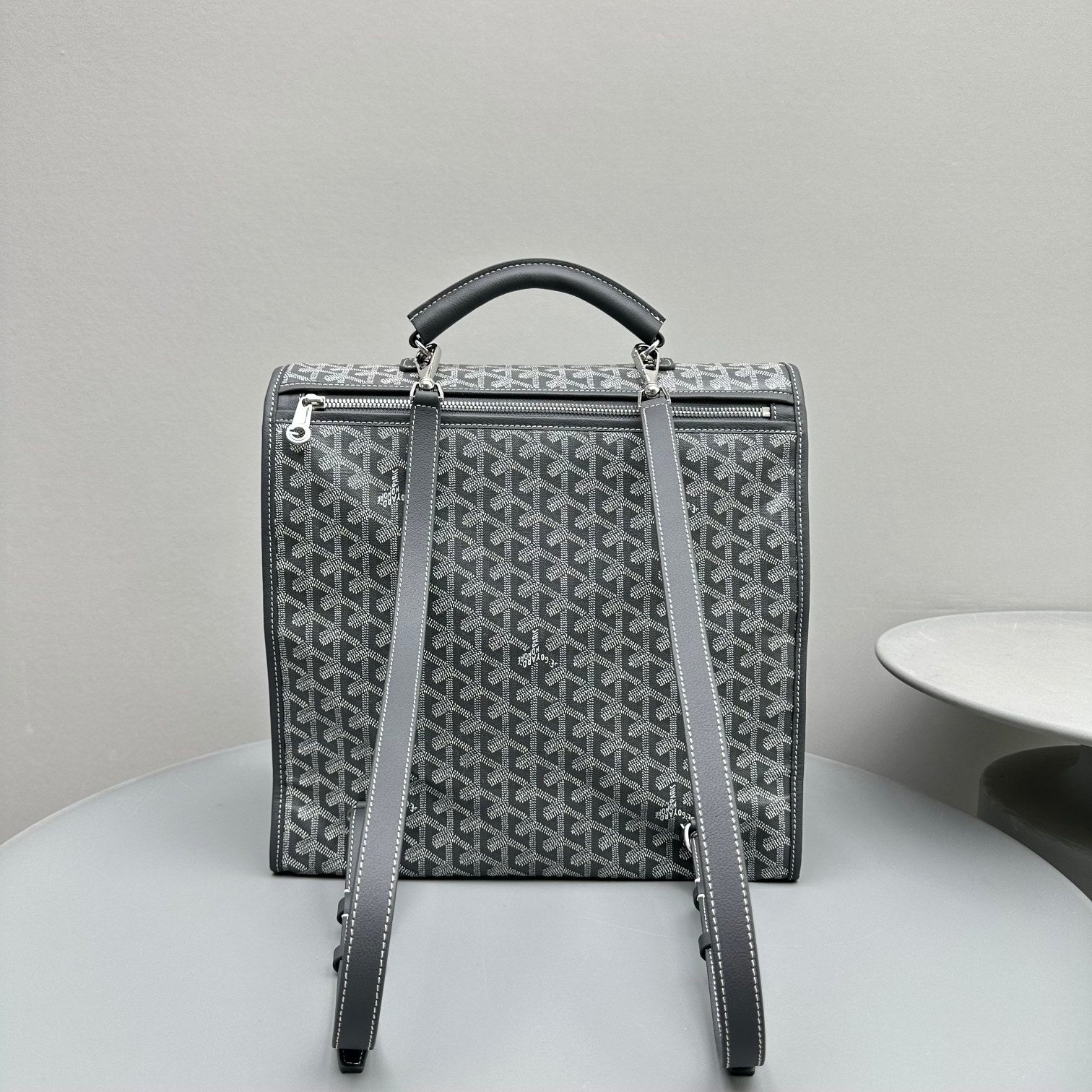 SAC À DOS LEGER 37 EN TOILE GOYARDINE GRISE AVEC BORDURE EN CUIR DE VEAU
