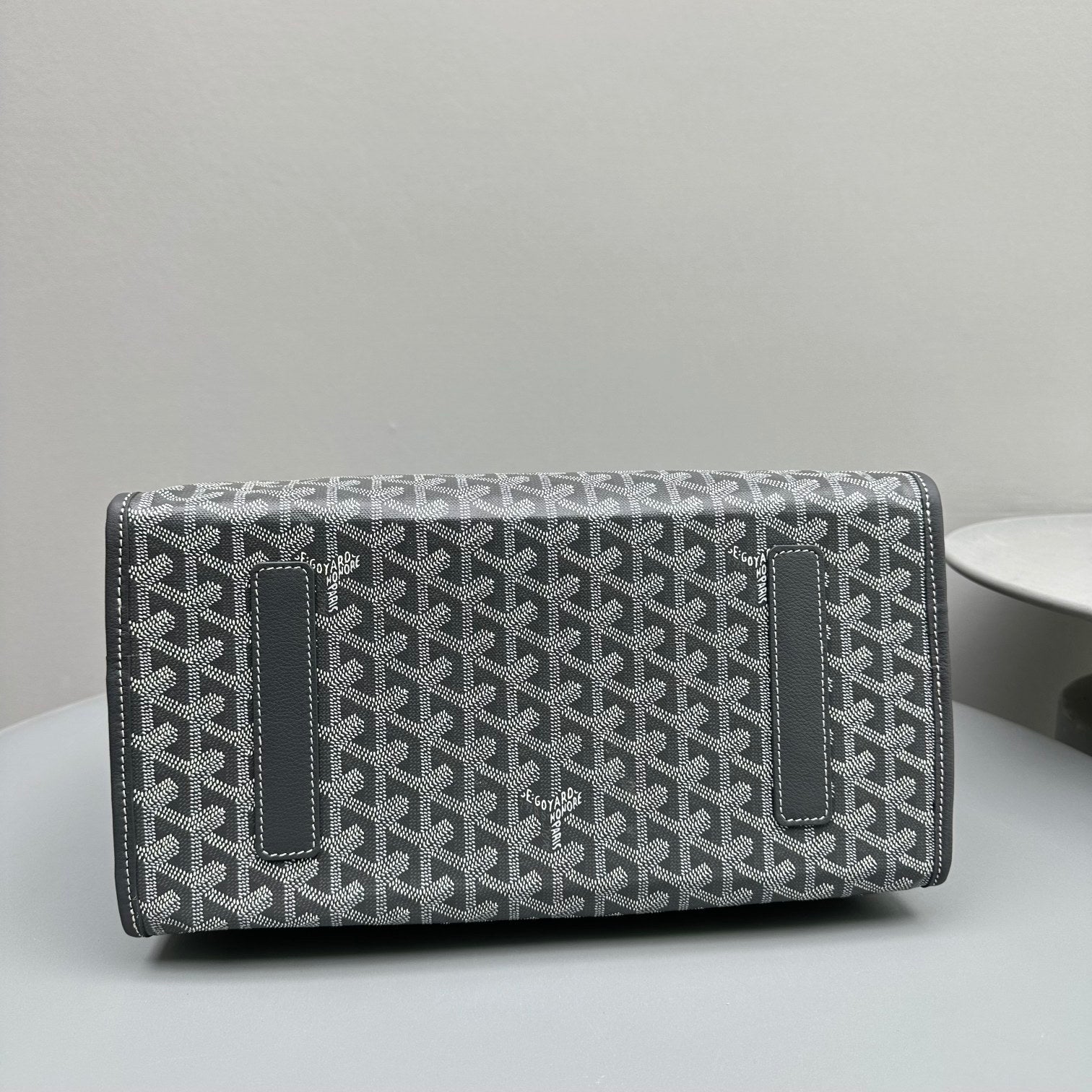 SAC À DOS LEGER 37 EN TOILE GOYARDINE GRISE AVEC BORDURE EN CUIR DE VEAU