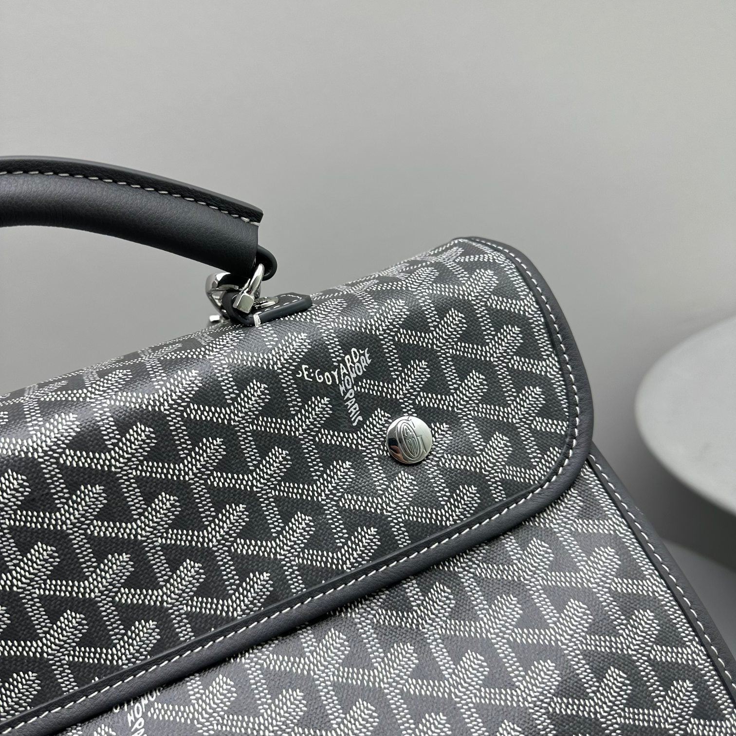 SAC À DOS LEGER 37 EN TOILE GOYARDINE GRISE AVEC BORDURE EN CUIR DE VEAU