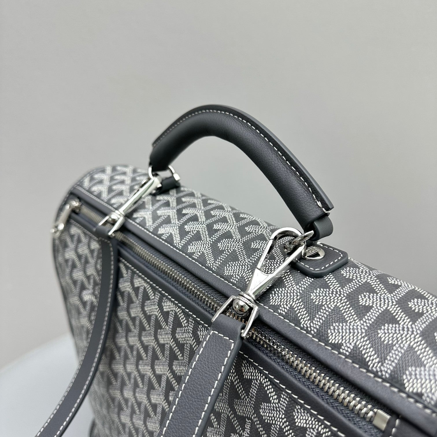 SAC À DOS LEGER 37 EN TOILE GOYARDINE GRISE AVEC BORDURE EN CUIR DE VEAU