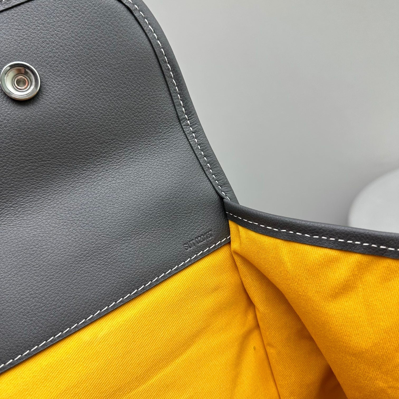 SAC À DOS LEGER 37 EN TOILE GOYARDINE GRISE AVEC BORDURE EN CUIR DE VEAU