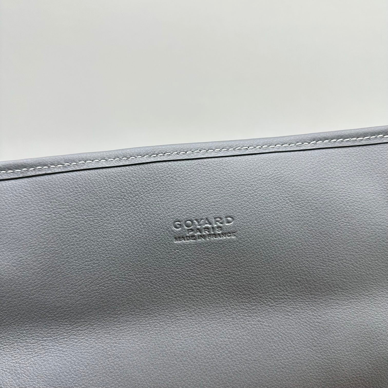 SAC À DOS LEGER 37 EN TOILE GOYARDINE GRISE AVEC BORDURE EN CUIR DE VEAU