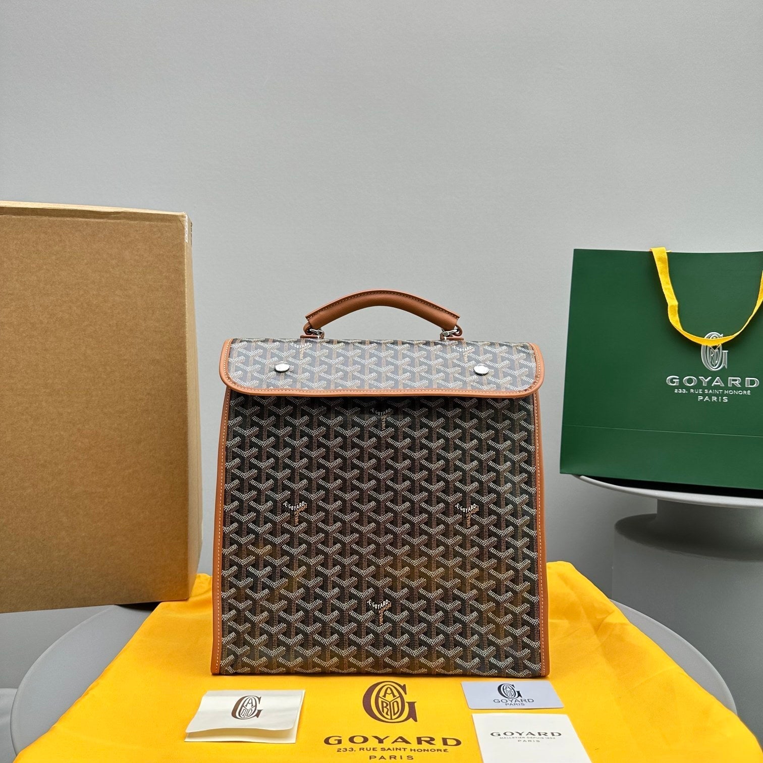 SAC À DOS LEGER 37 EN TOILE GOYARDINE NOIRE AVEC BORDURE EN CUIR DE VEAU BRUN