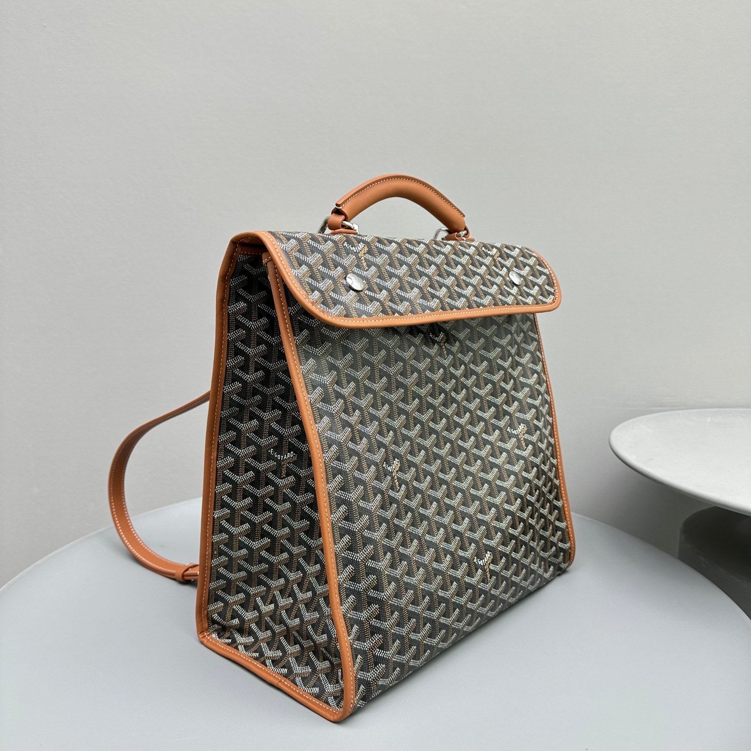 SAC À DOS LEGER 37 EN TOILE GOYARDINE NOIRE AVEC BORDURE EN CUIR DE VEAU BRUN