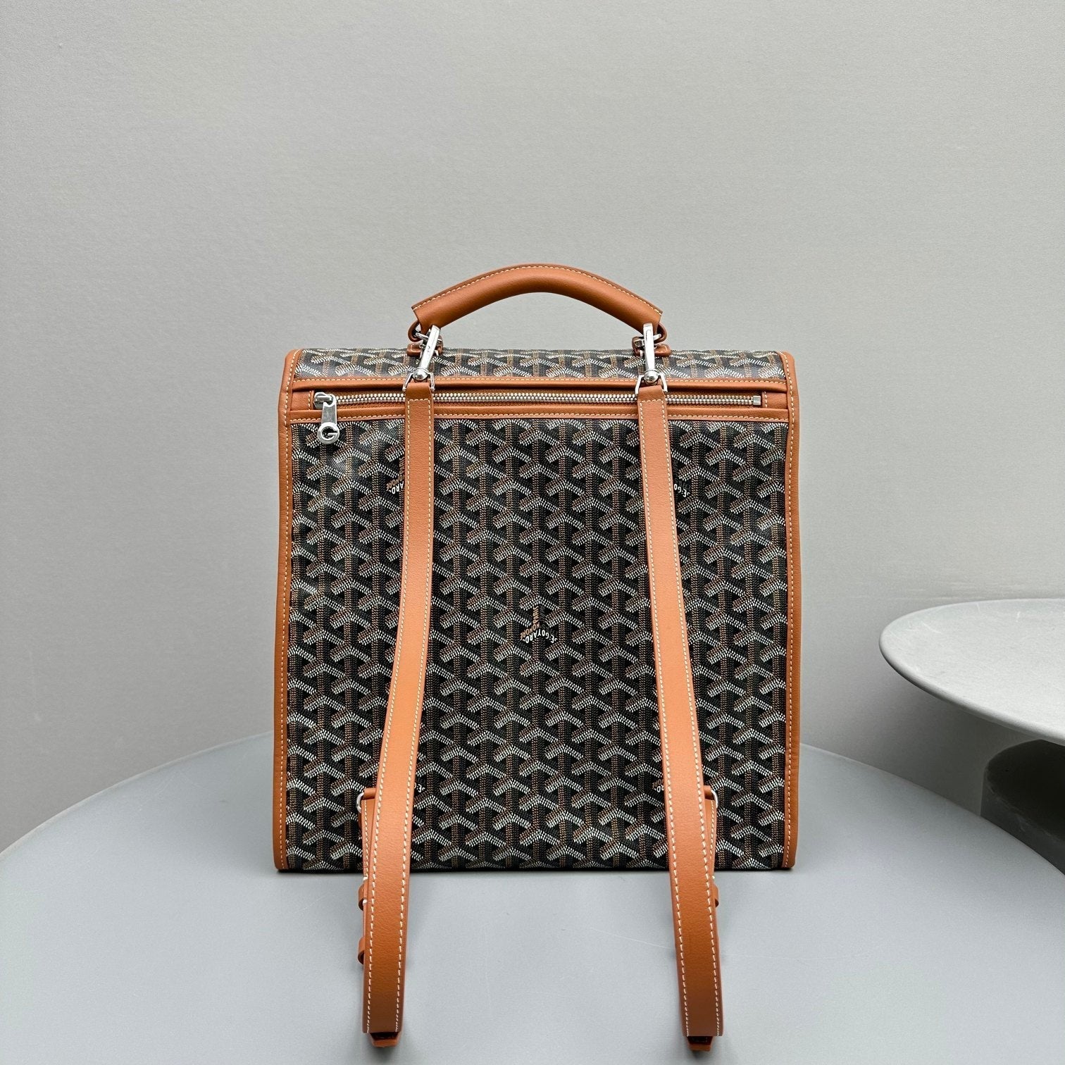 SAC À DOS LEGER 37 EN TOILE GOYARDINE NOIRE AVEC BORDURE EN CUIR DE VEAU BRUN