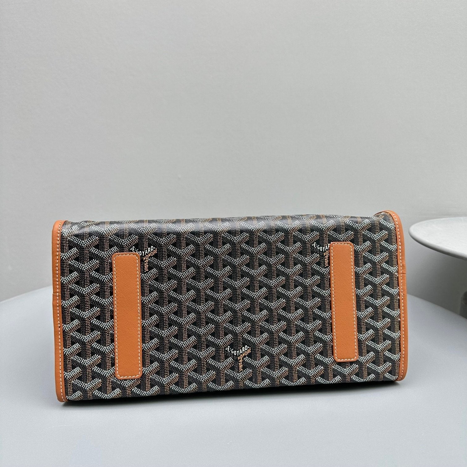 SAC À DOS LEGER 37 EN TOILE GOYARDINE NOIRE AVEC BORDURE EN CUIR DE VEAU BRUN