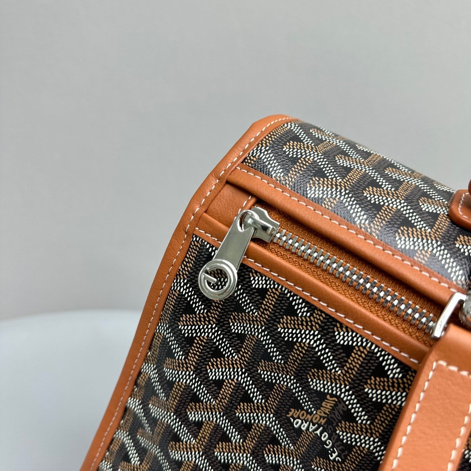 SAC À DOS LEGER 37 EN TOILE GOYARDINE NOIRE AVEC BORDURE EN CUIR DE VEAU BRUN